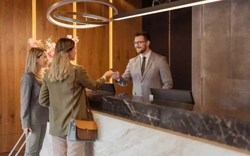 Gästeorientiert und flexibel am Hotelempfang