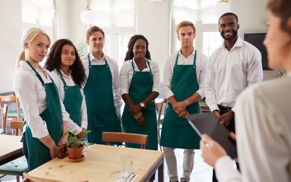 Mitarbeiter:innen binden bei Fach- und Mitarbeitermangel